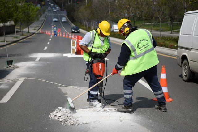 Ankara Büyükşehir Belediyesi cadde ve sokaklardaki beton kalıntılarını temizliyor