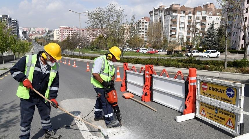 Ankara B&uuml;y&uuml;kşehir Belediyesi cadde ve sokaklardaki beton kalıntılarını temizliyor