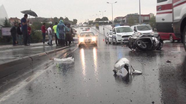 Arnavutköy'de motosikletli genç TIR'ın altında kaldı