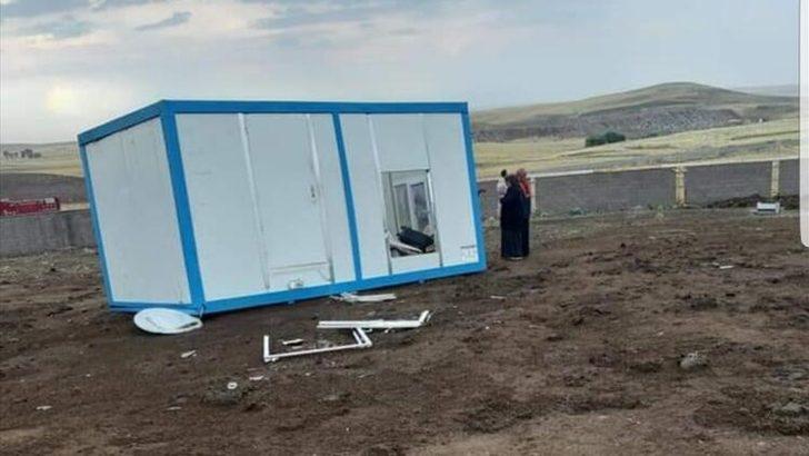 Fırtınadan korunmak için konteynere girdi, ölümden döndü G1