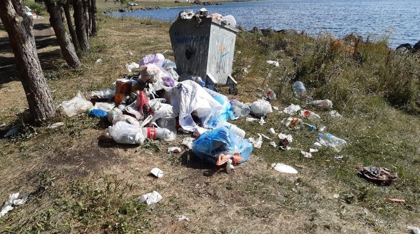 &Ccedil;ıldır G&ouml;l&uuml; etrafını &ccedil;&ouml;pl&uuml;ğe &ccedil;evirdiler