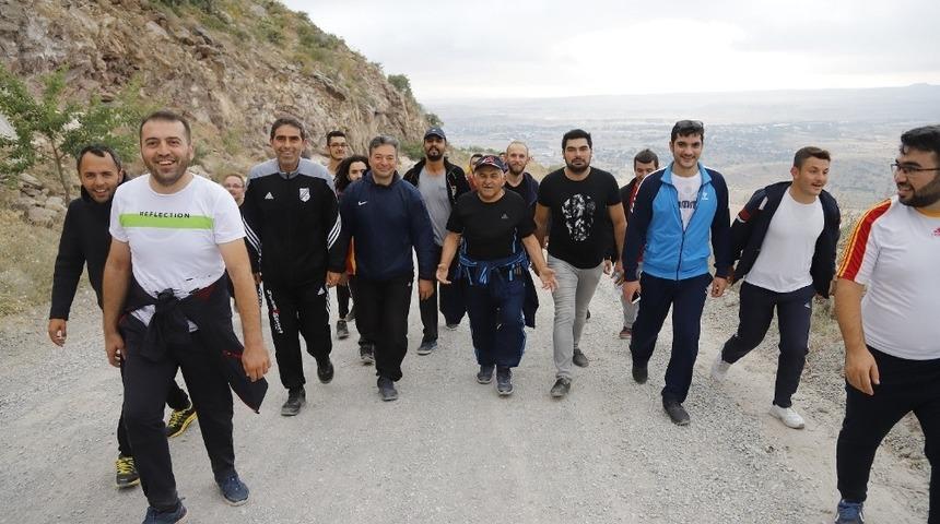 Başkan&rsquo;dan y&uuml;r&uuml;y&uuml;ş &ccedil;ağrısı