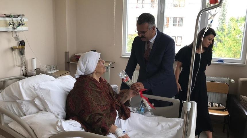 Ahlatcı&rsquo;dan yatan hastalara ziyaret
