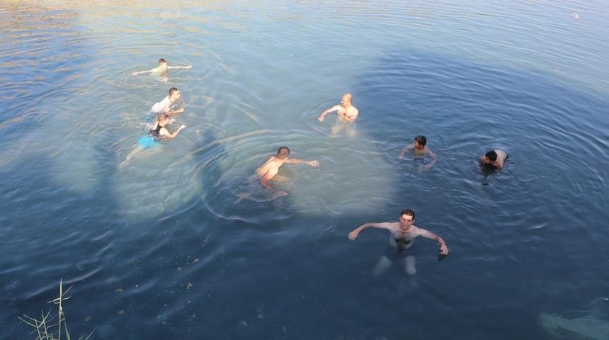 Sıcaktan bunalan vatandaşlar Botan &ccedil;ayına akın etti