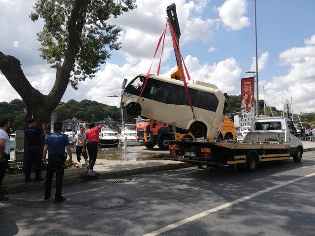 Sarıyer’de denize uçan minibüs çıkarıldı