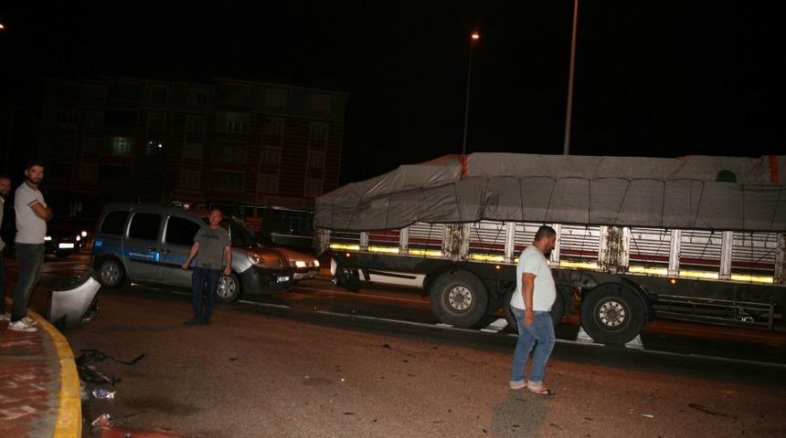 Tıra arkadan &ccedil;arpan s&uuml;r&uuml;c&uuml; otomobili bırakıp ka&ccedil;tı