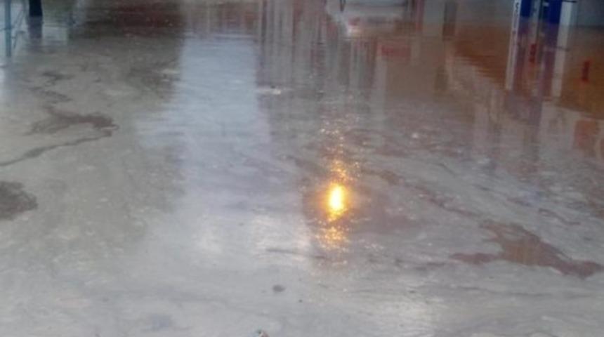 Yarım saatlik yağışla Kırşehir’de su baskınları oluştu