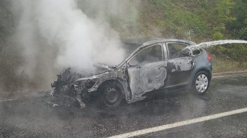 Seyir halindeki ara&ccedil; yandı