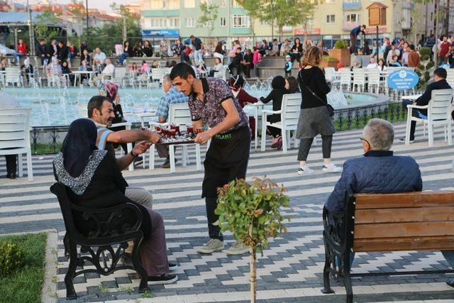 Vatandaşlar gece gündüz demeden Cumhuriyet Parkı’na gidiyor