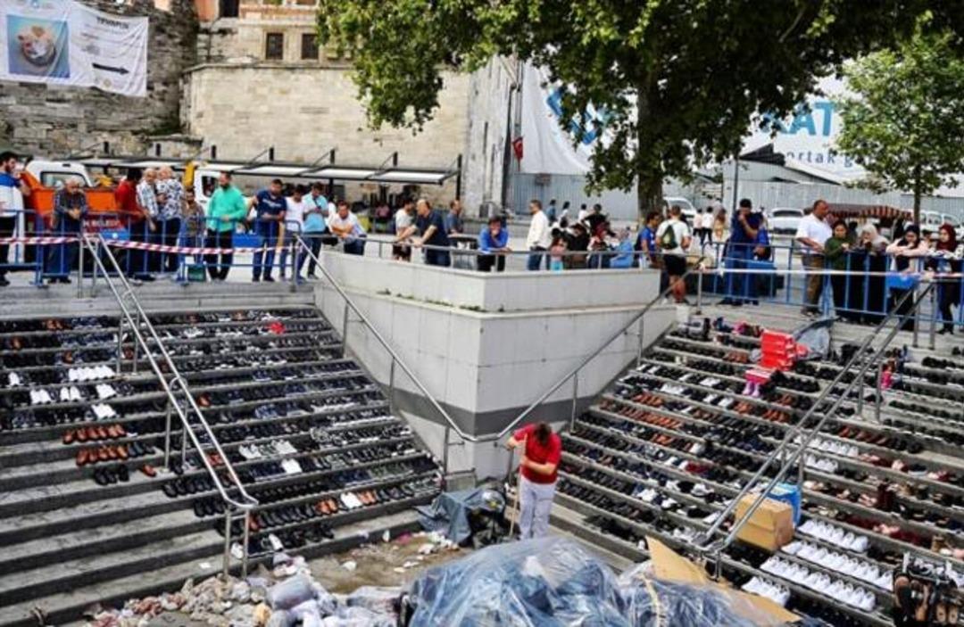 Su baskınının yaşandığı Emin&ouml;n&uuml;'nde temizlik ve hasar tespit &ccedil;alışmaları s&uuml;r&uuml;yor