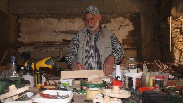 Gurbette özlemini çektiği eski köy aletlerinin maketini yapıyor