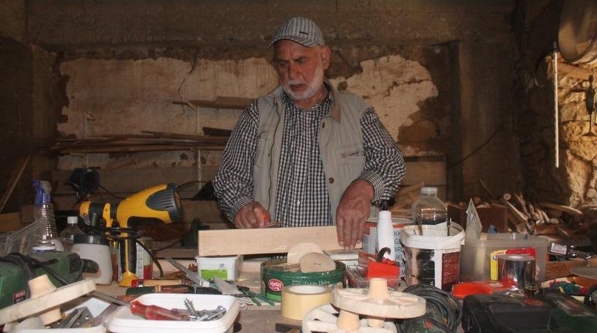 Gurbette özlemini çektiği eski köy aletlerinin maketini yapıyor