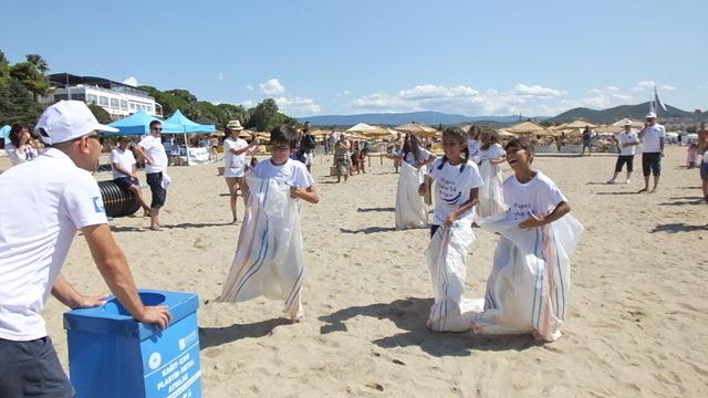 Burhaniye'de çocuklar plajda yarıştı, çevre bilinci kazandı
