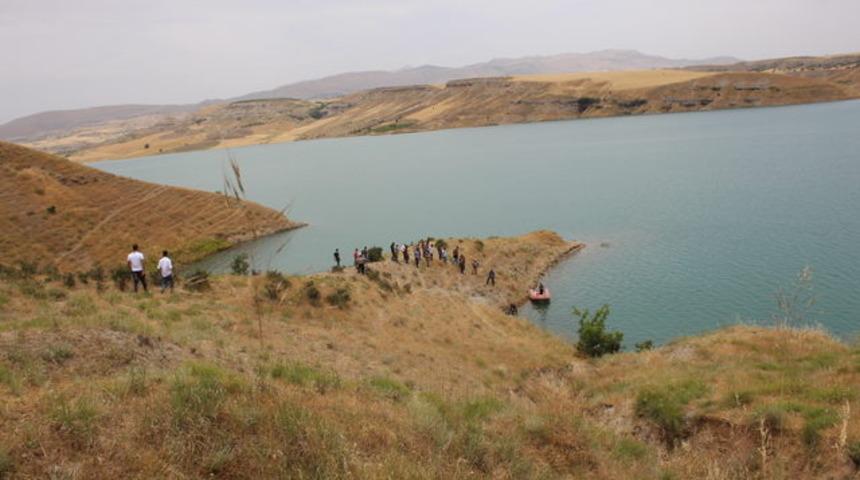 Atatürk Barajı Gölü'ne giren 2 kişi kayboldu