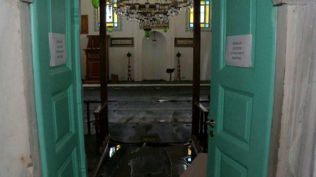 Sular altında kalan tarihi cami ibadete kapandı