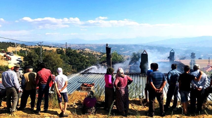 Sarıg&ouml;l&rsquo;de &ccedil;ıkan yangın, tek katlı evi k&uuml;le d&ouml;nd&uuml;rd&uuml;