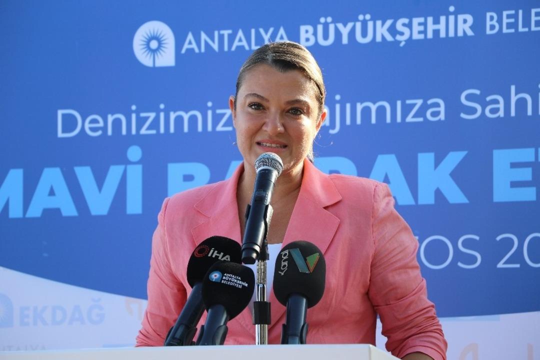 G&uuml;n batımında plajda &ccedil;&ouml;p topladılar