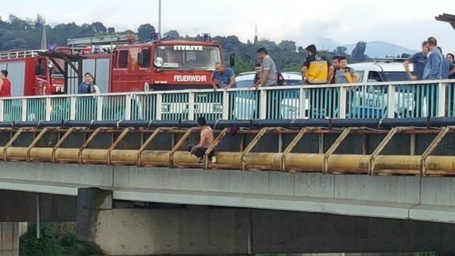 Eşiyle tartıştı, nehre atladı