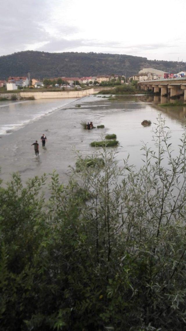 Eşiyle tartıştı, nehre atladı