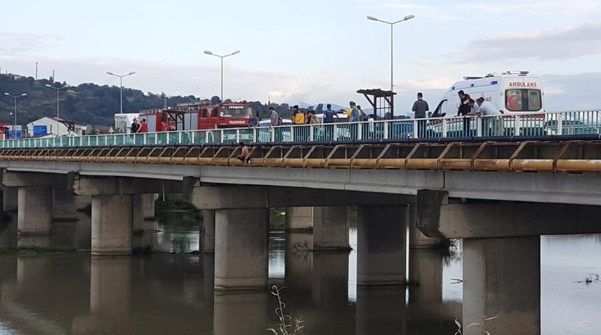 Eşiyle tartıştı, nehre atladı