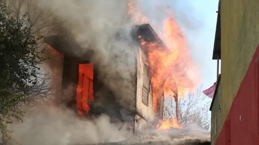 Tarihi konak yangında küle döndü