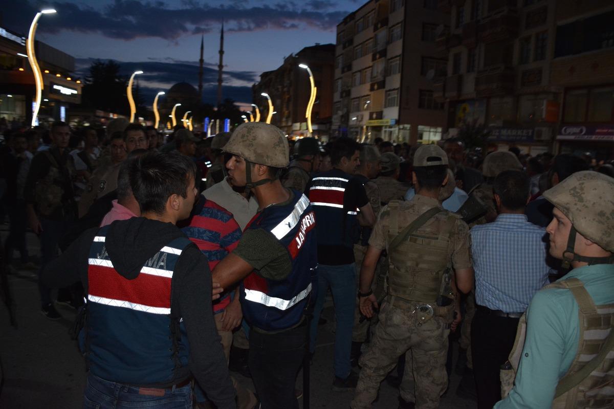 Bir il&ccedil;e ayağa kalktı! Tehlikeli gerilim: İl Emniyet M&uuml;d&uuml;r&uuml; devreye girdi