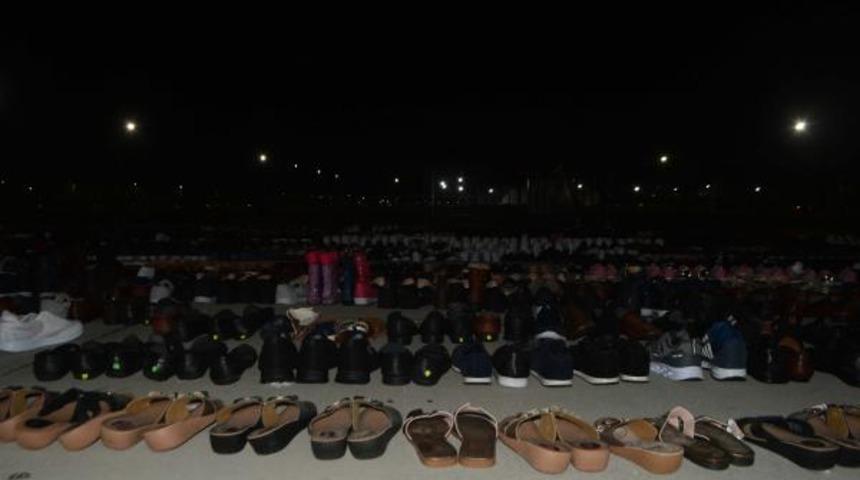 Sel suları altında kalan çarşının ürünleri miting alanına serildi