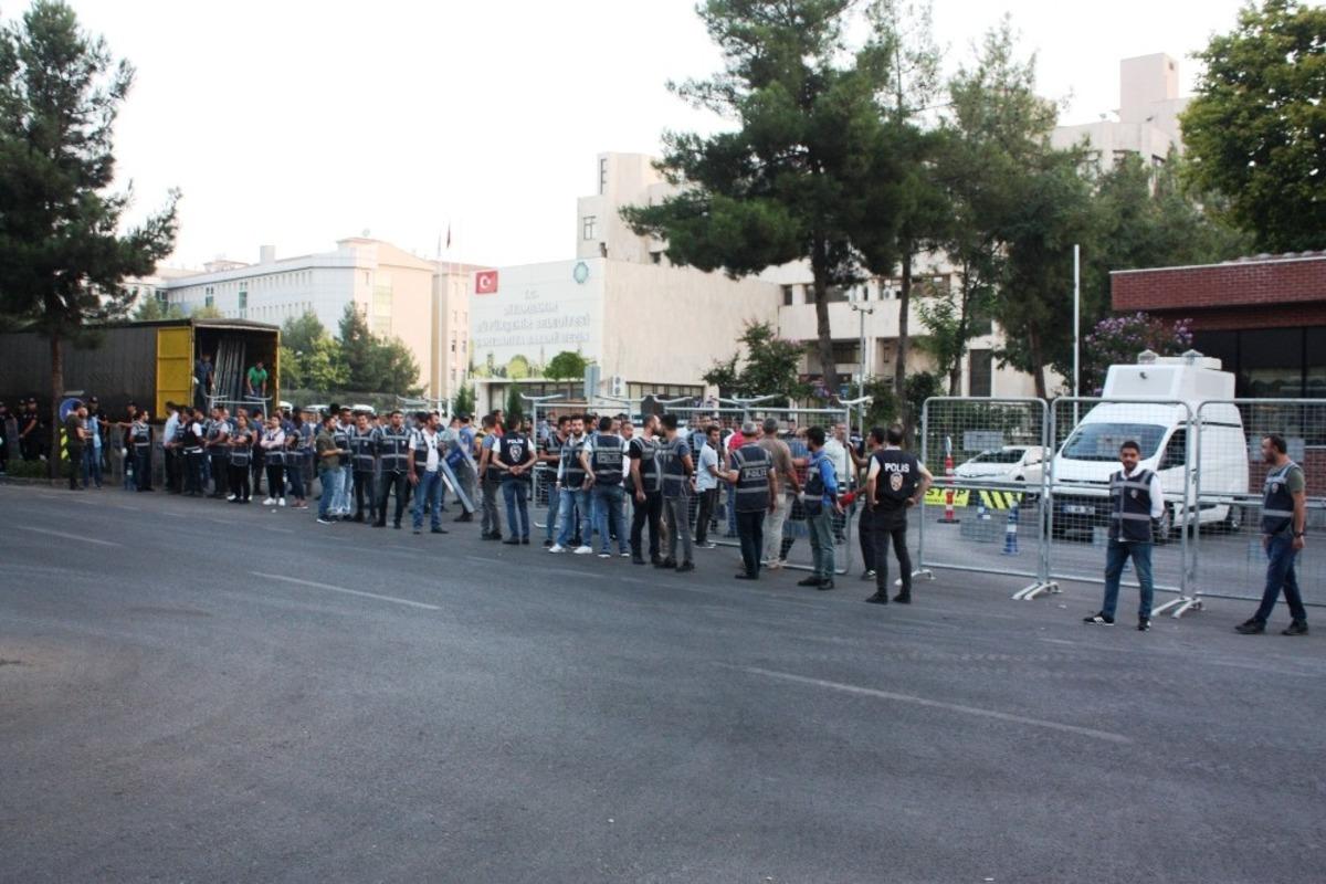 Diyarbakır, Mardin ve Van B&uuml;y&uuml;kşehir Belediye Başkanları g&ouml;revlerinden uzaklaştırıldı 
