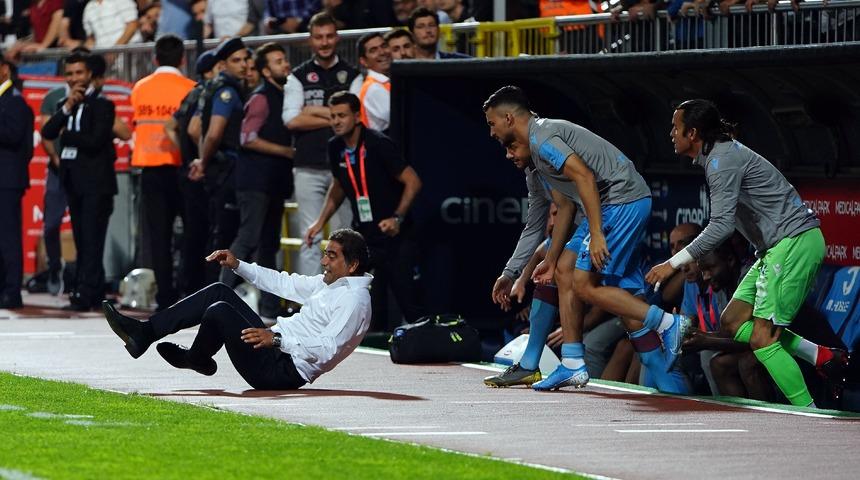 Ünal Karaman topu kontrol etmek isterken yere düştü 