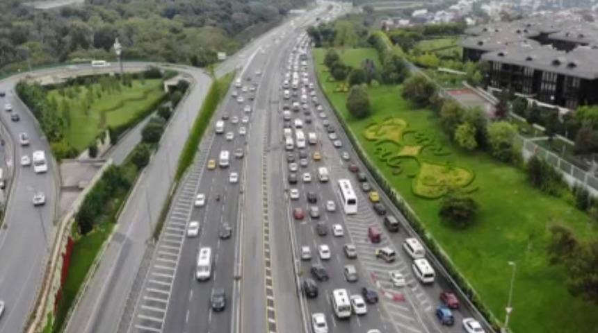 İstanbul&rsquo;da tatil d&ouml;n&uuml;ş&uuml; trafik yoğunluğu yeniden başladı