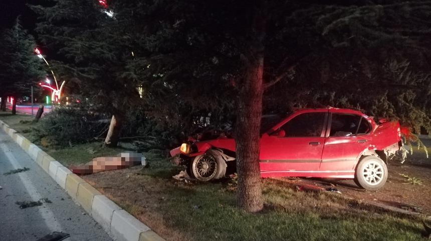 Uşak&rsquo;ta ehliyetsiz s&uuml;r&uuml;c&uuml; faciası: 2 &ouml;l&uuml;, 1 yaralı