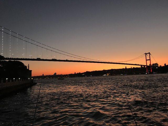 İstanbul’da akşam saatlerinde gökyüzü kızıla büründü