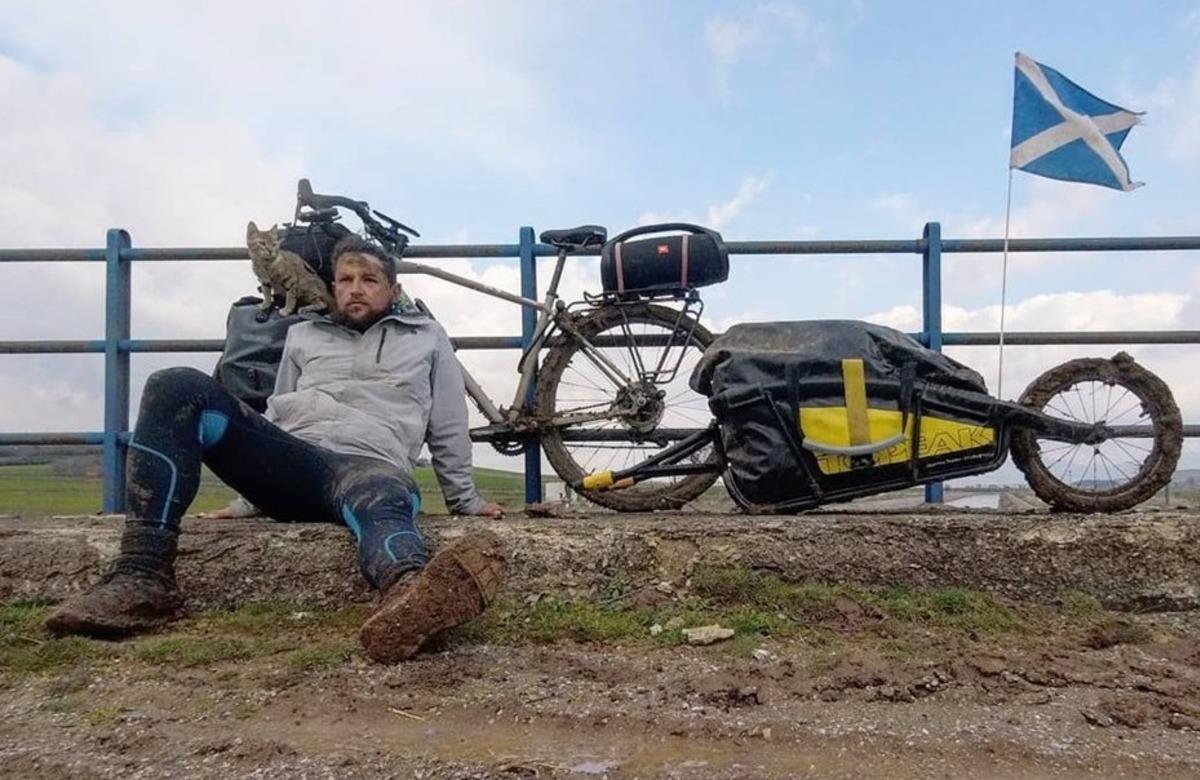 &Ouml;lmek &uuml;zereyken buldu! Şimdi onunla d&uuml;nyayı geziyor