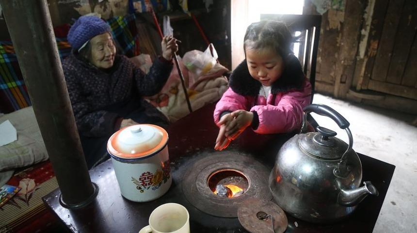 İki B&uuml;y&uuml;kaanesine De Bakıcılık Yapan 5 Yaşındaki Minik Kızın Hikayesi