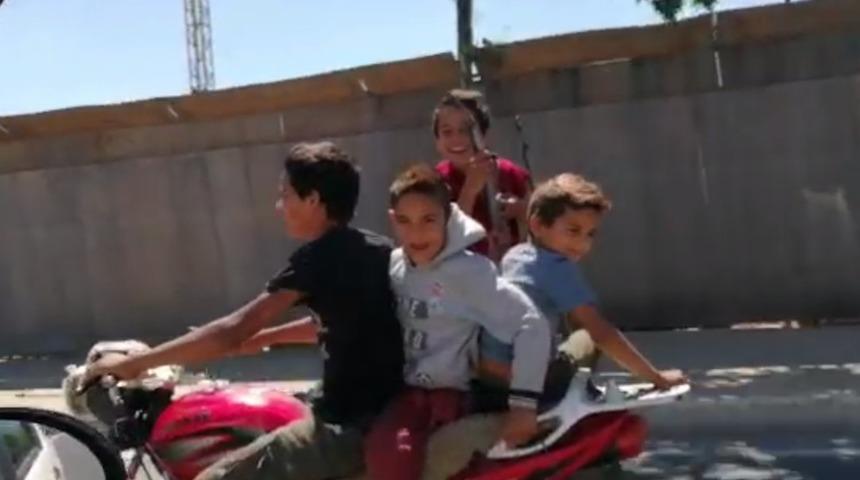 İstanbul trafiğinde yürekleri ağza getiren görüntü! 4 çocuk aynı motosiklette