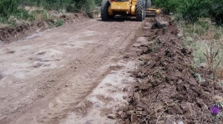 Yunusemre&rsquo;nin 5 mahallesinde yol &ccedil;alışması