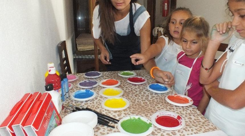 Kaş&rsquo;ta  &lsquo;Parmakların Dansı ve Sihirli Boya Sanat At&ouml;lyesi&rsquo;