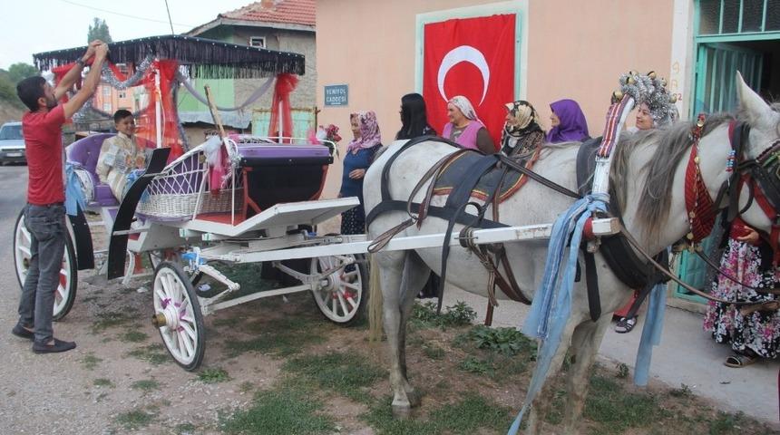 K&ouml;ydeki s&uuml;nnet d&uuml;ğ&uuml;n&uuml;nde fayton sefası