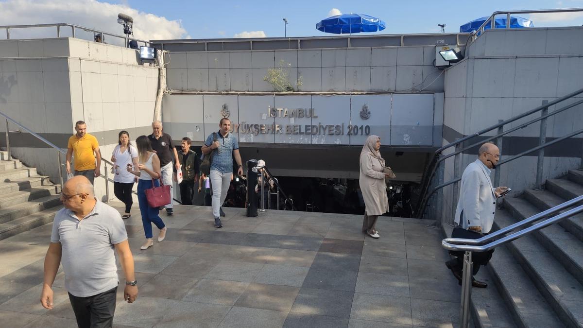 Emin&ouml;n&uuml; alt ge&ccedil;itte esnaf d&uuml;kkan a&ccedil;tı