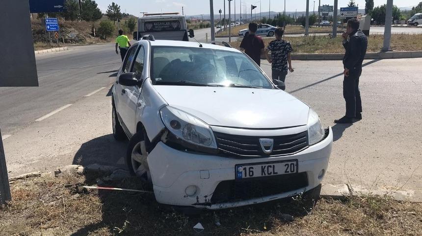 Otomobil kaldırıma &ccedil;arptı : 2 yaralı