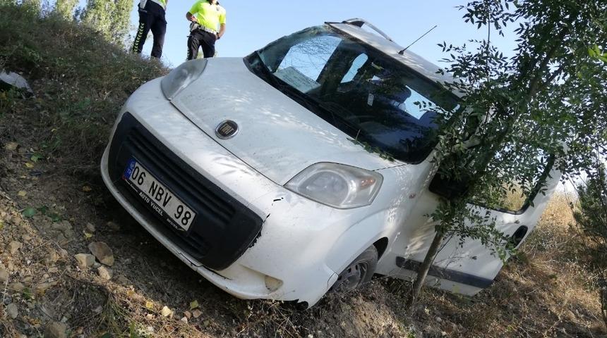 Hafif ticari ara&ccedil; yoldan &ccedil;ıktı : 1 yaralı