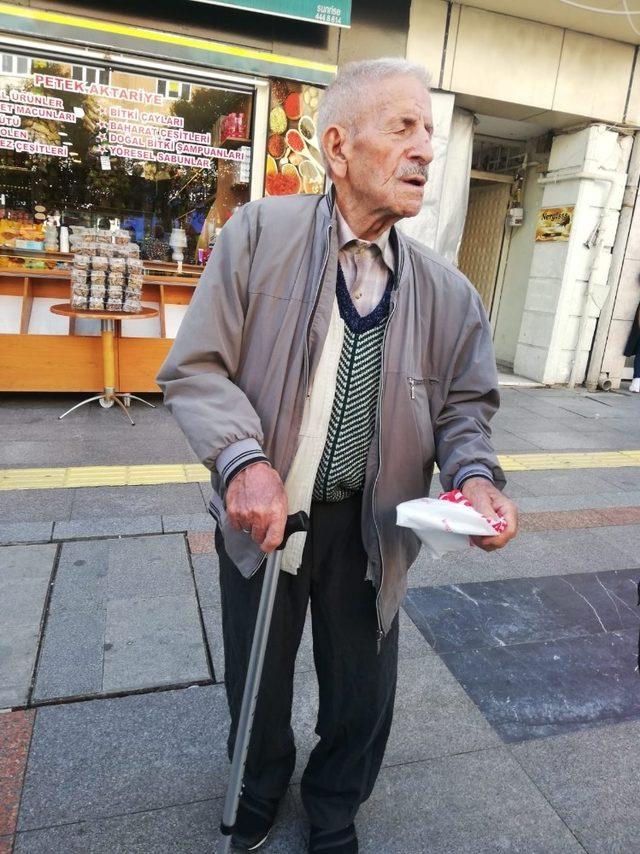 Yaşlı adam emekli maaşını çekmek için gittiği bankada büyük şok yaşadı