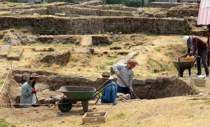 Bitlis Kalesi'nde Bizans ve Osmanlı sikkeleri bulundu G1