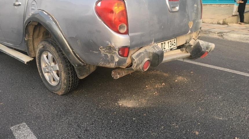 Otomobil ve kamyonet çarpıştı