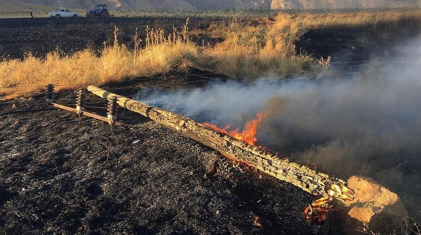 Anız yangını 10 k&ouml;y&uuml; enerjisiz bıraktı
