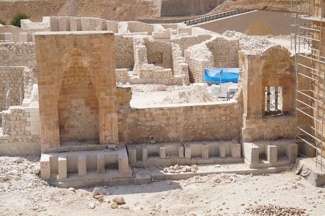 Hasankeyf’teki 650 yıllık Koç Camii yeni yerine yerleştirildi