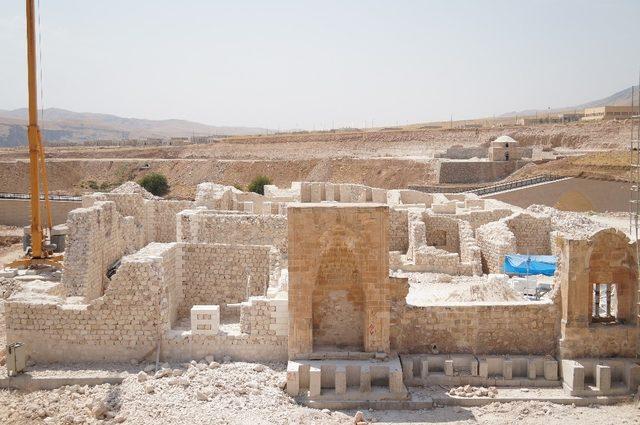 Hasankeyf’teki 650 yıllık Koç Camii yeni yerine yerleştirildi