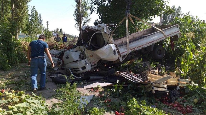 Sebze y&uuml;kl&uuml; kamyonet bah&ccedil;eye devrildi: 2 yaralı