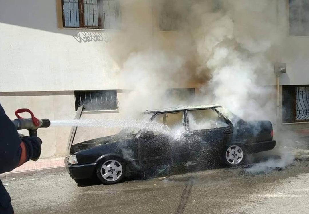 Elazığ&rsquo;da otomobil yanarak, kullanılamaz hale geldi