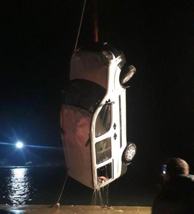 Fatsa’da hafif ticari araç denize düştü